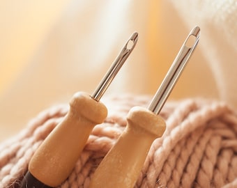 A set of Lavor punch needles, 4 and 5.5 mm with adjustable loop length.
