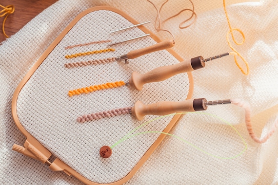 Full set of Lavor punch needles with ergonomic handles. Sizes 2, 2.5, 3, 4, 5.5mm.