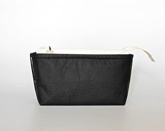Bolsa de almacenamiento minimalista Tyvek®, neceser unisex vegano y ecológico, ideal para cosméticos, artículos de tocador, viajes y organización del hogar.