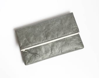 Cartera minimalista con solapa de Tyvek®, ecológica, vegana, única, para noche, boda y con tarjetero desmontable.