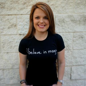 I believe in magic black handwriting graphic t-shirt Bild 1