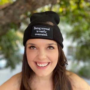 Ser normal está enormemente sobrevalorado Gorro de calavera con puños negros Cita de Halloweentown