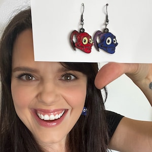 Pendientes colgantes de esmalte duro con auriculares rojos y azules de Halloweentown