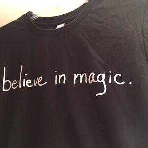 I believe in magic black handwriting graphic t-shirt Bild 2