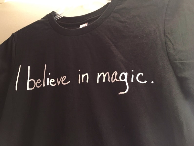 I believe in magic black handwriting graphic t-shirt Bild 2