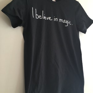 I believe in magic black handwriting graphic t-shirt Bild 3