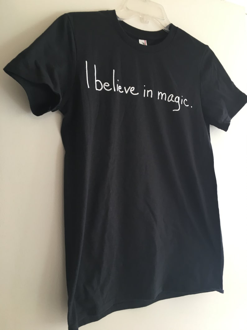 I believe in magic black handwriting graphic t-shirt Bild 3