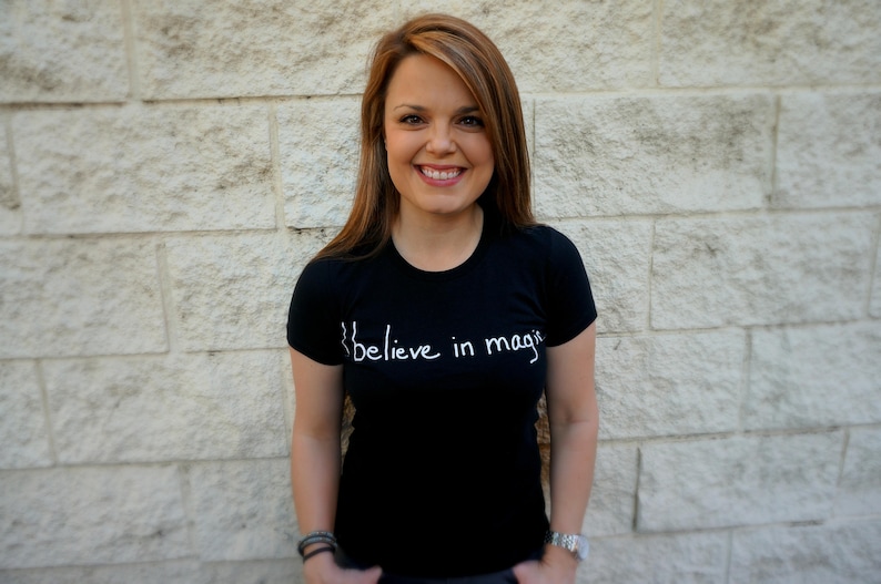 I believe in magic black handwriting graphic t-shirt Bild 1