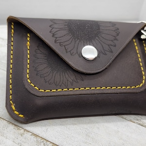 Billetera de cuero con forma de muñeca, llavero, llavero, tarjetero, mini billetera de cuero, estuche con forma de girasol, billetera unisex, color marrón oscuro