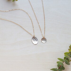 Collana di monete martellate, collana di monete piene d&#39;oro 14K, regalo personalizzato, regali per lei, collane da damigella d&#39;onore, collana pendente