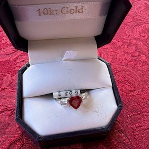 Vintage ring van 10 karaat witgoud met synthetische robijn en witte saffier, hartvormig, 2,5 g, maat 7, nieuw.