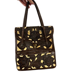 Bolso de mano estilo acordeón grande de piel repujada color marrón crema vintage de los años 70, estilo hippie y bohemio