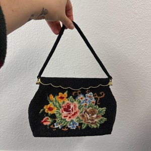 Bolso de noche vintage de los años 50 con bordado de cuentas negras y marco de metal con flores