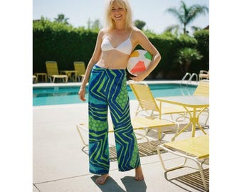 Pantaloni palazzo hawaiani Kamehameha vintage anni '70 a gamba larga con stampa geometrica astratta in nylon taglia L