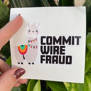 Puede incluir: Una pegatina de llama blanca con una silla de montar de estampado colorido y una cadena de luces alrededor del cuello. La pegatina dice "COMMIT WIRE FRAUD" en texto negro.