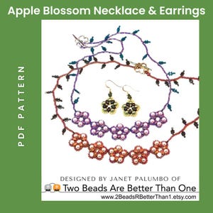 Può includere: Un set di collana e orecchini con perline a forma di fiore. La collana è realizzata con più fili di perline di vari colori, tra cui viola, arancione e marrone. Gli orecchini sono realizzati con perline più piccole in una gamma di colori simile. L'immagine include il testo "Apple Blossom Necklace & Earrings" e "Two Beads Are Better Than One".