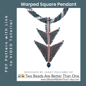 Puede incluir: Un colgante de cuentas con forma de cuadrado deformado con un diseño de flecha de tres niveles. El colgante está hecho con cuentas marrones, azul verdoso y plateadas. El colgante está unido a un collar de cuentas.