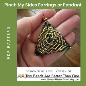 Puede incluir: Un pendiente o colgante triangular de cuentas con un patrón geométrico negro y dorado. El pendiente se sostiene en una mano. El texto "Pinch My Sides Earrings or Pendant" está en la parte superior de la imagen. El texto "PDF PATTERN" está en el lado izquierdo de la imagen. El texto "DESIGNED BY REEM IVERSEN OF Two Beads Are Better Than One www.2BeadsRBetterThan1.etsy.com" está en la parte inferior de la imagen.