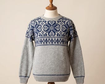 Maglione in lana nordica: pullover Fair Isle grigio e blu navy