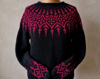 Maglione in lana islandese lavorato a mano: pullover Fair Isle nero e rosa fucsia