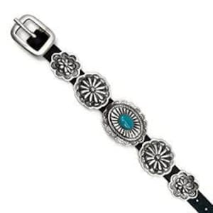 Pode incluir: Cinto de couro preto com conchos florais e ovais prateados. O concho oval apresenta uma pedra de cor turquesa. O cinto tem uma fivela prateada. O cinto tem aproximadamente 2,5 cm de largura.