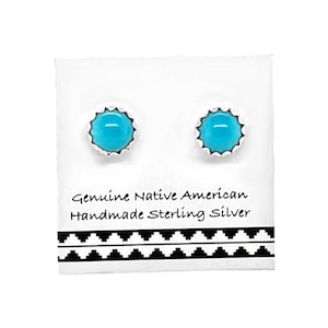 Könnte beinhalten: Ein Paar Ohrringe aus Sterlingsilber mit Türkis-Steinen. Die Ohrringe befinden sich auf einer weißen Karte mit dem Text "Genuine Native American Handmade Sterling Silver".