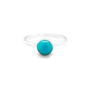 Op de afbeelding: Een zilveren ring met een turquoise edelsteen. De ring is simpel en elegant.