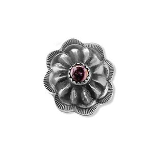 Könnte beinhalten: Eine silberne, blumenförmige Brosche mit einem lila und weißen Stein in der Mitte.