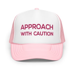 Approach with Caution, lustige Trucker-Hut-Sprüche für Damen und Herren, bestickte Snapback-Kappe, lustiges Geschenk für sie
