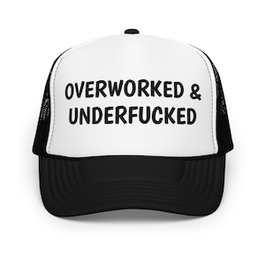 Overworked underf * cked engraçado chapéu de caminhoneiro masculino feminino ofensivo inapropriado humor adulto boné mordaça presente para ela