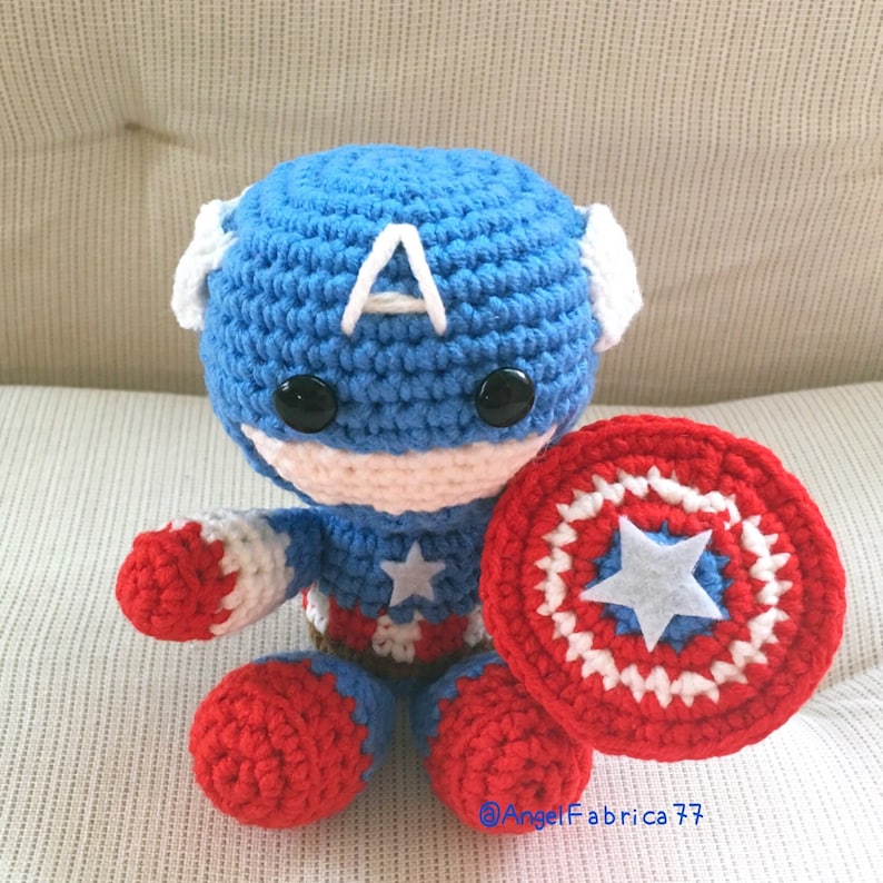 Captain America met schild, amigurumi-figuurpop, gehaakt speelgoed, Marvel Comics-superheld, Valentijnsdag, gratis verzending Verenigde Staten afbeelding 1