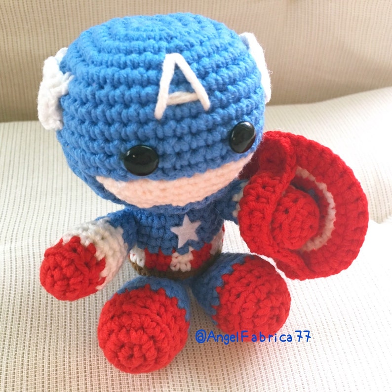 Captain America met schild, amigurumi-figuurpop, gehaakt speelgoed, Marvel Comics-superheld, Valentijnsdag, gratis verzending Verenigde Staten afbeelding 3