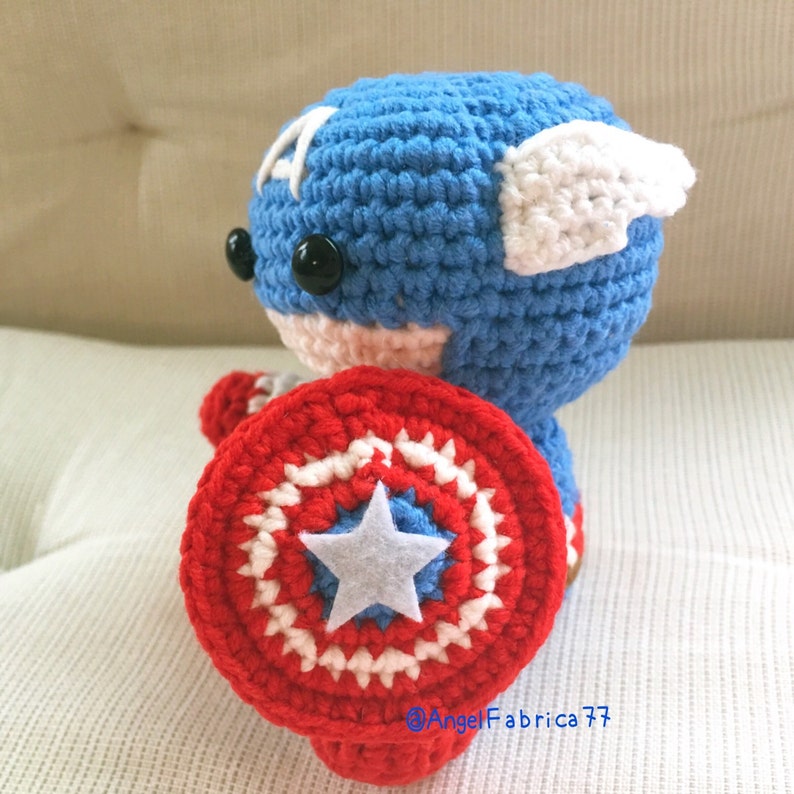 Captain America met schild, amigurumi-figuurpop, gehaakt speelgoed, Marvel Comics-superheld, Valentijnsdag, gratis verzending Verenigde Staten afbeelding 2