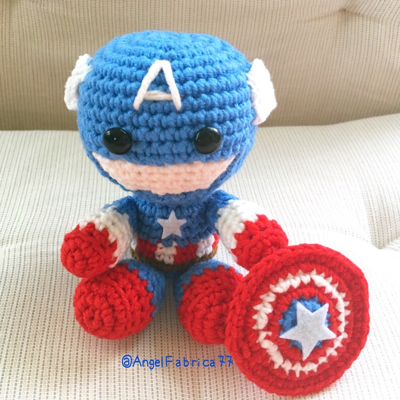 Captain America met schild, amigurumi-figuurpop, gehaakt speelgoed, Marvel Comics-superheld, Valentijnsdag, gratis verzending Verenigde Staten afbeelding 4