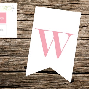 印刷可能な「W」ペナント バナー: すぐにダウンロード可能、ピンクと白、文字を組み合わせて「TWO」バナーに