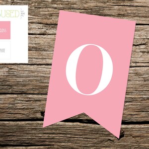 印刷可能な「O」ペナント バナー: すぐにダウンロード可能、ピンクと白、「ONE」と「TWO」のバナー用に文字を組み合わせて使用できます