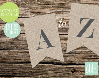 Könnte beinhalten: Ein Banner aus Sackleinen mit den Buchstaben "A bis Z" in Grau. Das Banner befindet sich auf einem Holzgrund. Der Text "Sofort herunterladen!" und "Komplettes Alphabet" ist auf dem Bild.