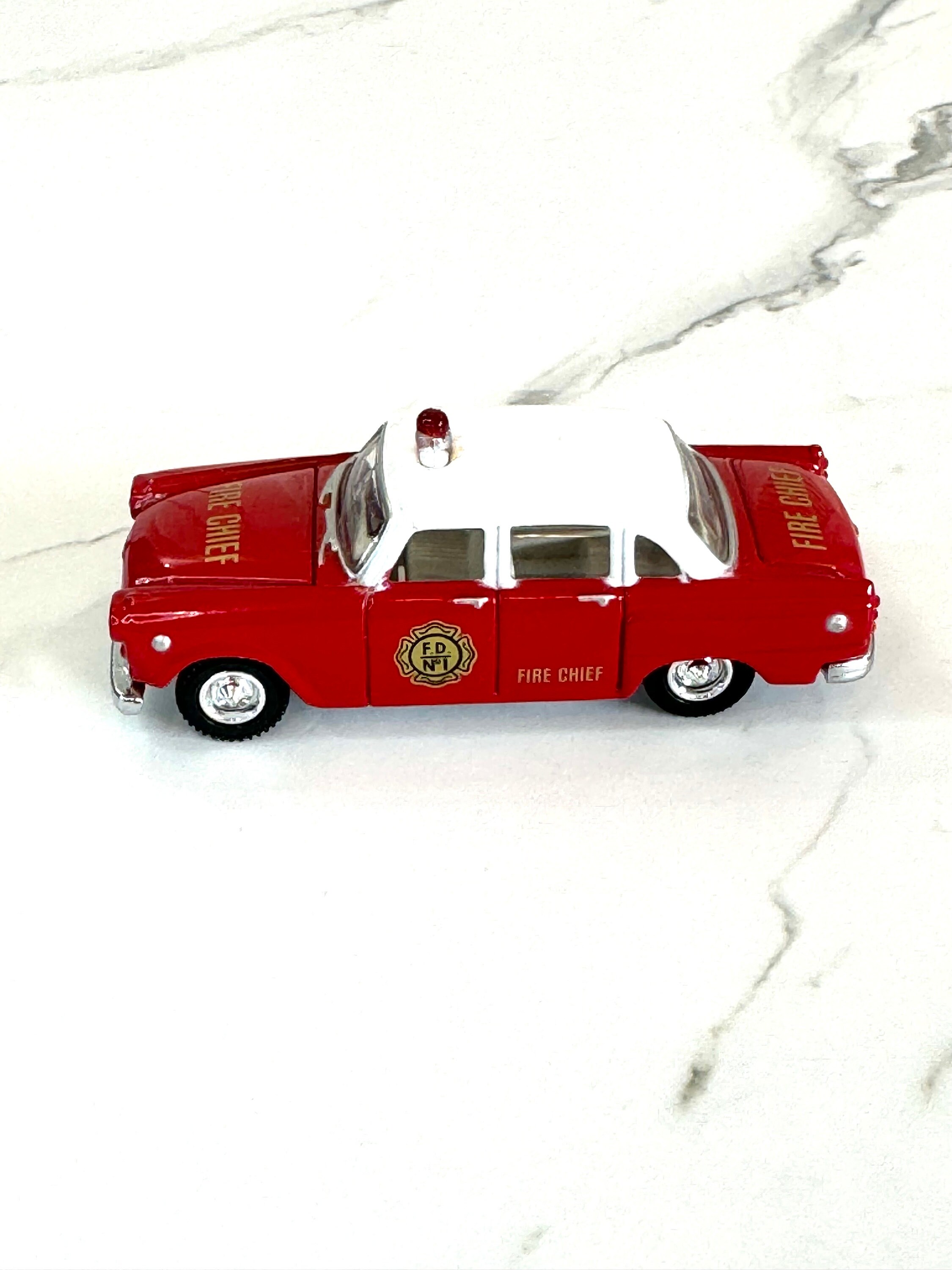 ブリキ　赤 車　FIRE DEPT FD CHIEF　昭和レトロ　ビンテージ ブリキ 赤 車 FIRE DEPT FD CHIEF 昭和レトロ ビンテージ - 美術