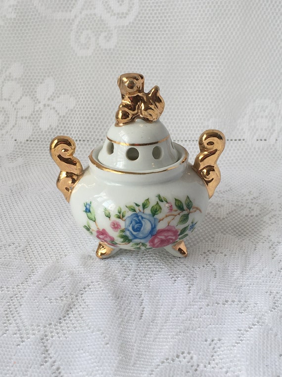 Vintage Potpourri Pot ~ Porcelain Pot ~ Foo Dogs ~ Pho Dogs ~ Sachet Pot