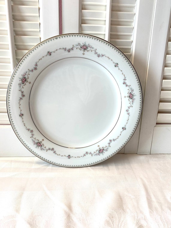昭和レトロ　南天　ヴィンテージ　　年代物　日陶　ｎｏｒｉｔａｋｅ　白磁南天 Vintage Noritake China ~ Fairmont ~ Japan ~dinner Plate ~10 1/4