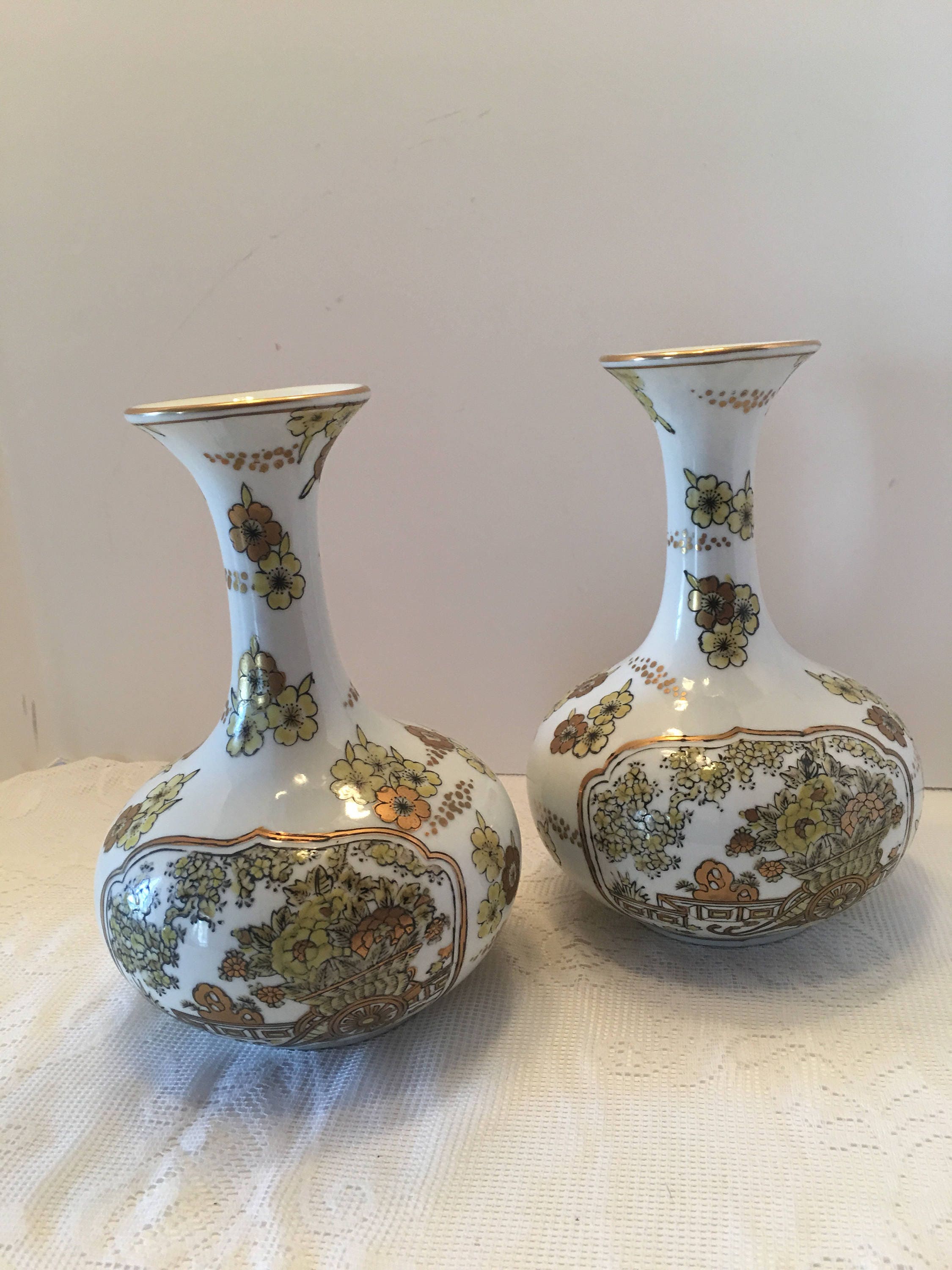 GOLD IMARI 手描き陶器 花柄 Gold Imari Vase ~ Set of Two ~ Japan ~ Hand Painted