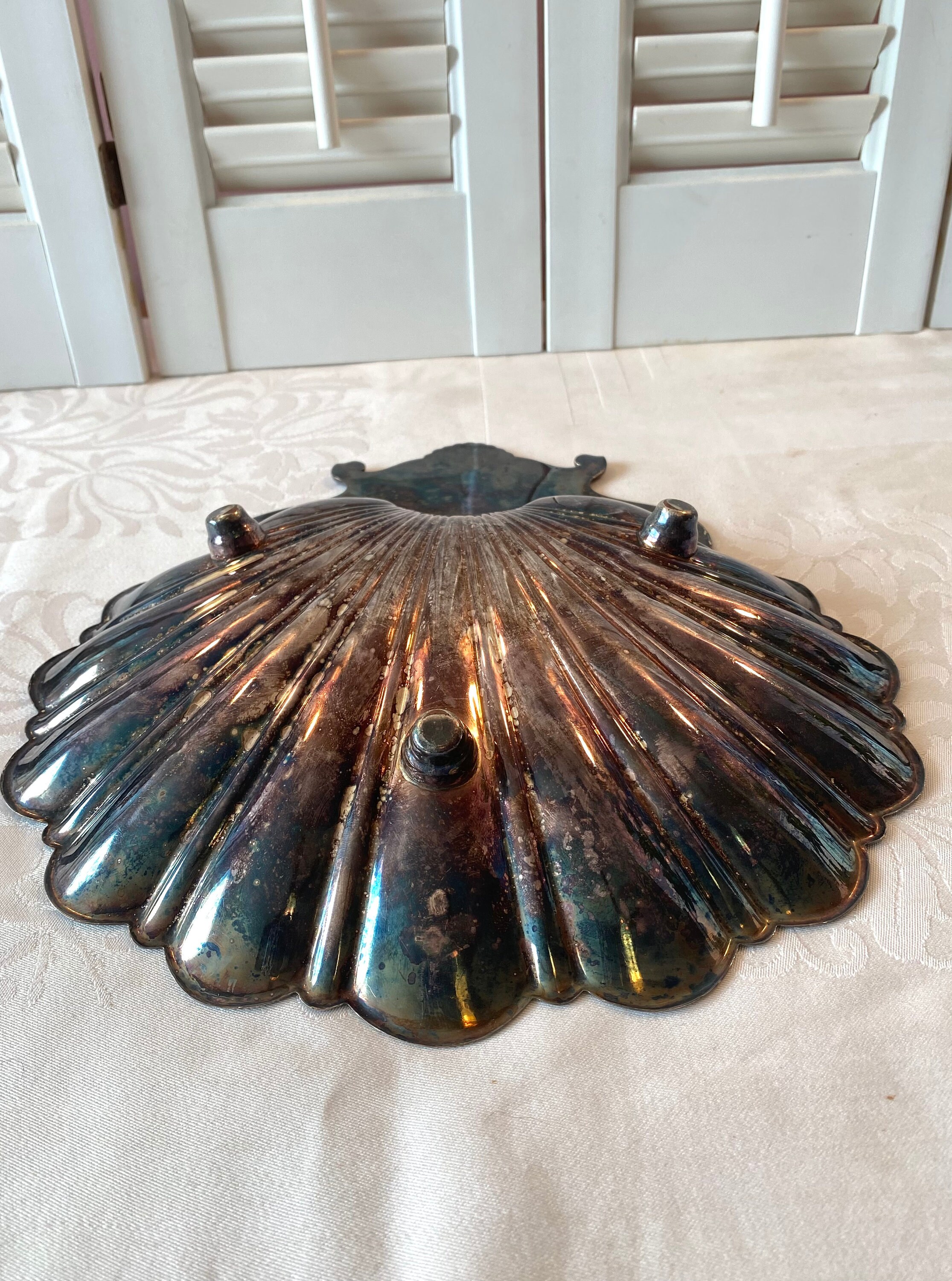 Grand plat ancien en forme de coquillage en métal argenté avec pattes