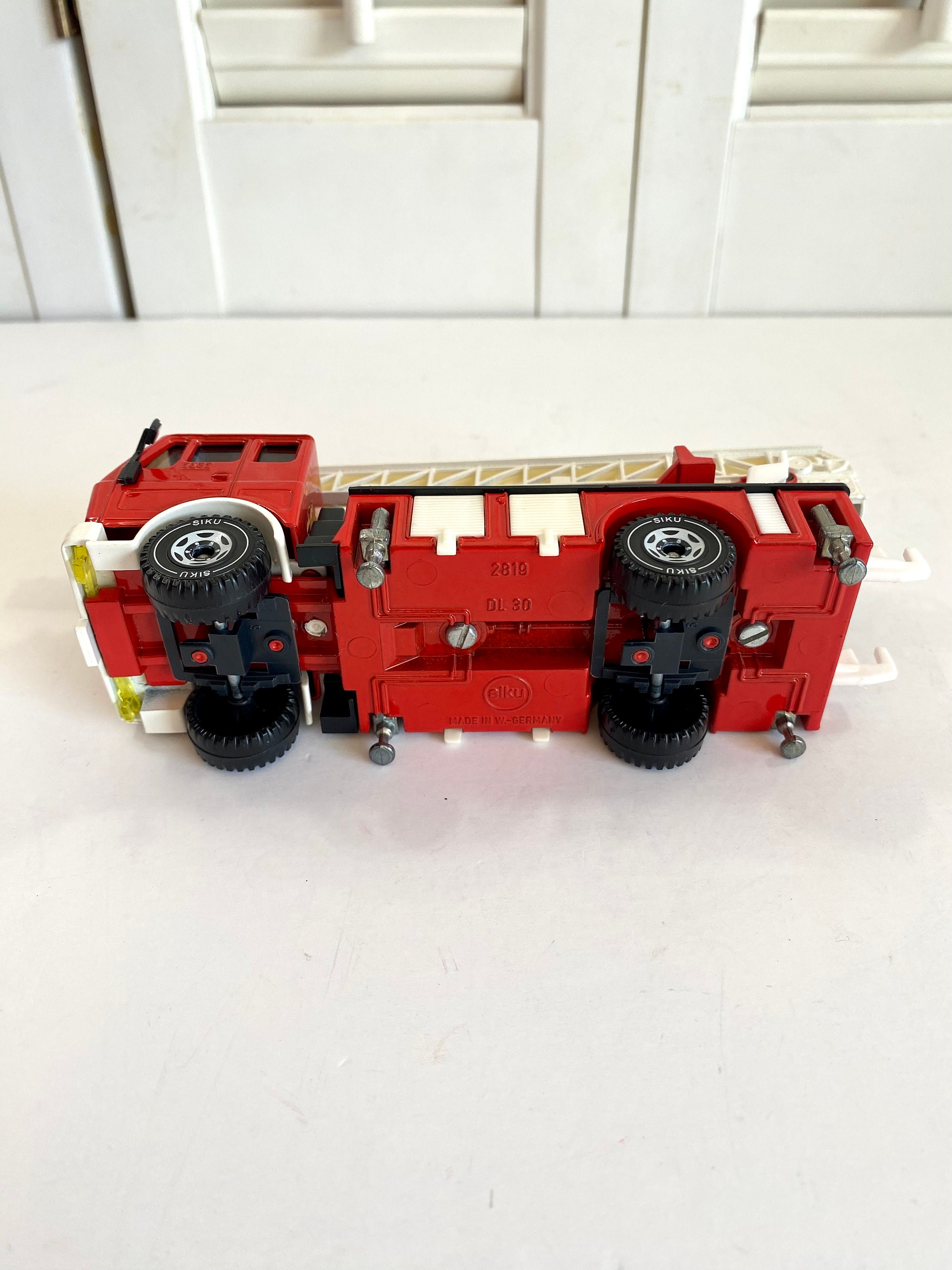 Firefighter elevating rescue platform | 10108000001 | ドイツ ジク（siku） 消防梯子車 2819 Feuerwehrdrehleiter Fire Engine | トラック | ノーブランド品