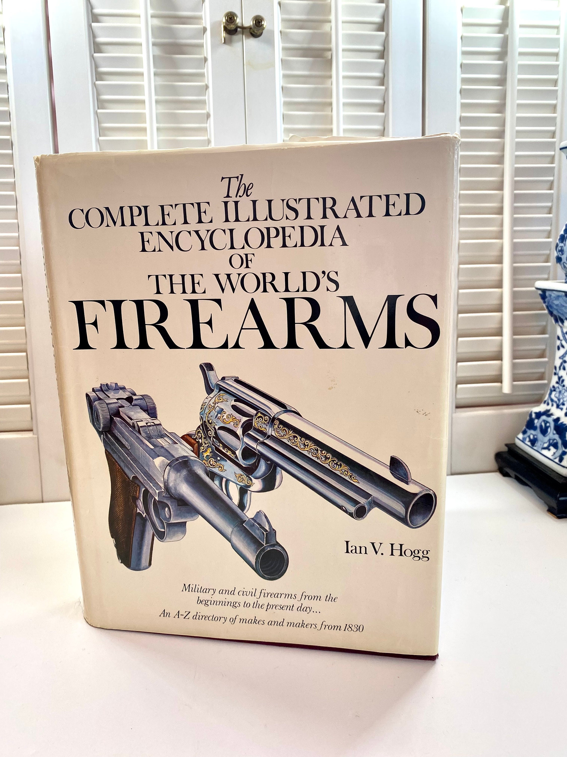 【中古】The Illustrated Encyclopedia of Ammunition [弾薬図鑑]／Ian V. Hogg／Chartwell Books Inc.,U.S. Amazon.com: New Illustrated Encyclopedia of Firearms