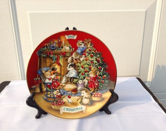 Avon 1992  Christmas Plate Sharing Christmas With Friends 22 Karat Gold