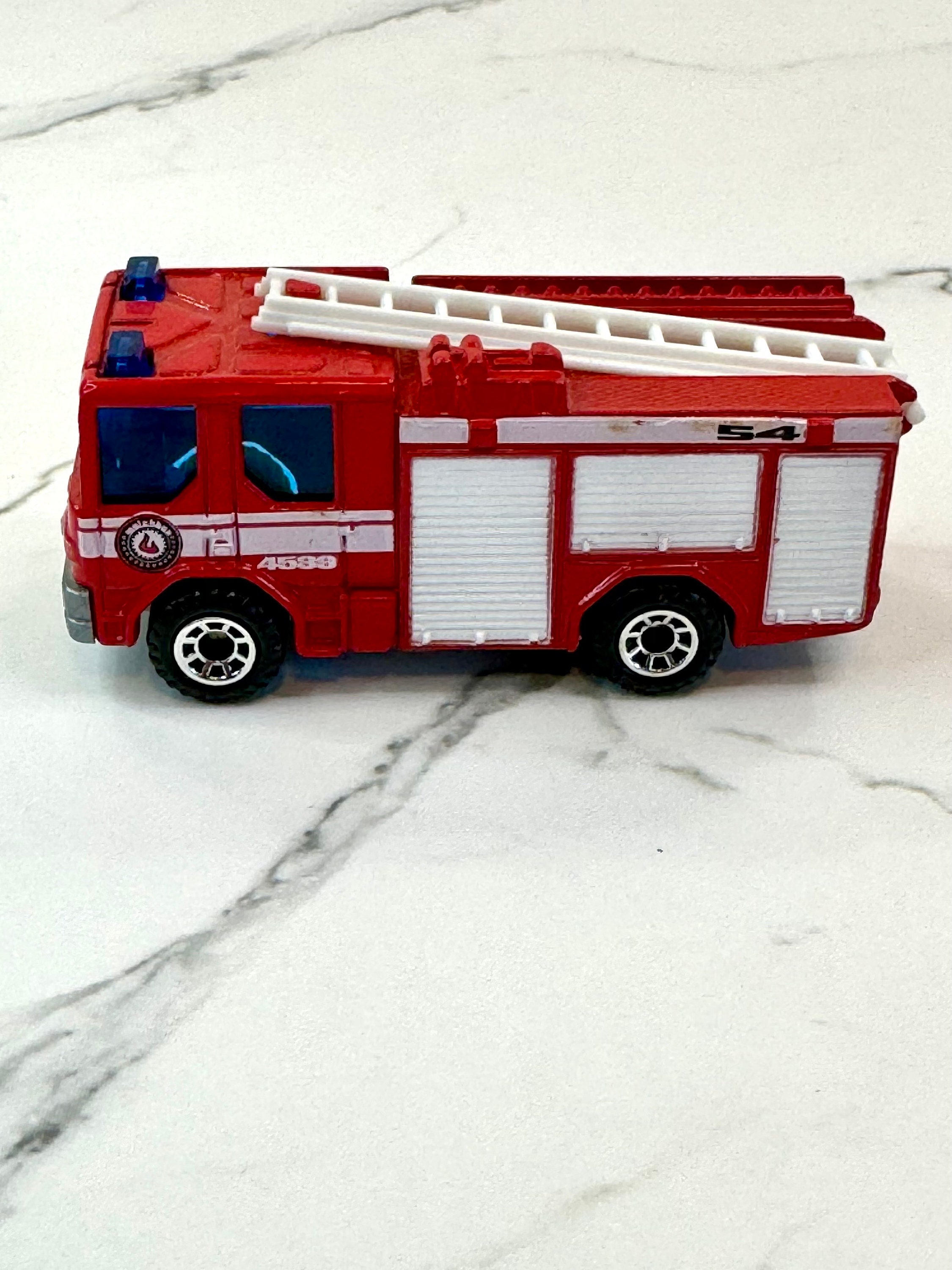 Vintage Matchbox 1998 Die Cast Fire Engine ~ Dennis Sabre ~ #4589 Matchbox ~ Red Fire Truck & White Ladder ~   2 7/8”long