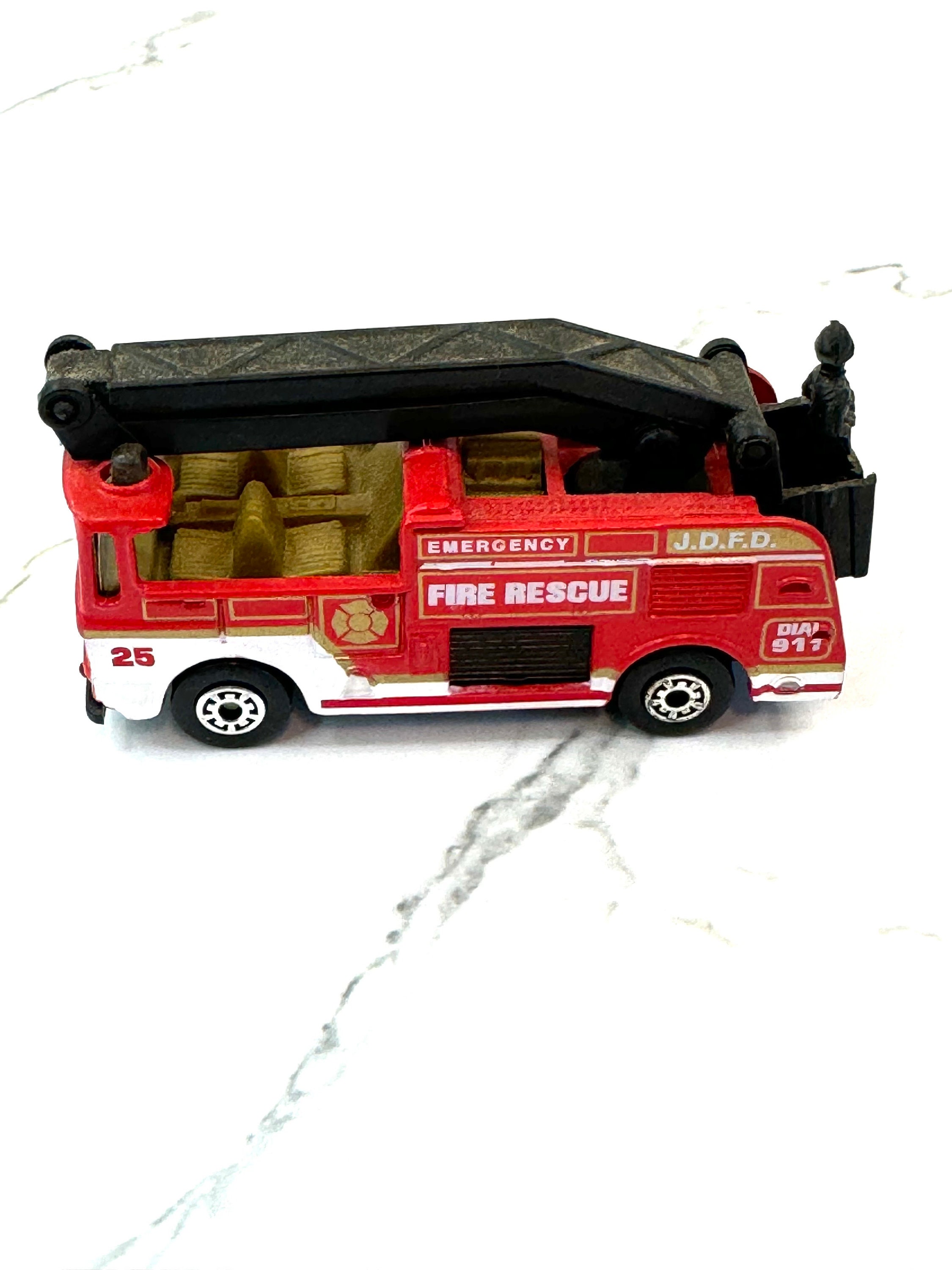 Checker taxicab消防車 fire engine 箱付き1:18 Vintage Matchbox 1981 Die Cast Emergency Fire Rescue Vehicle