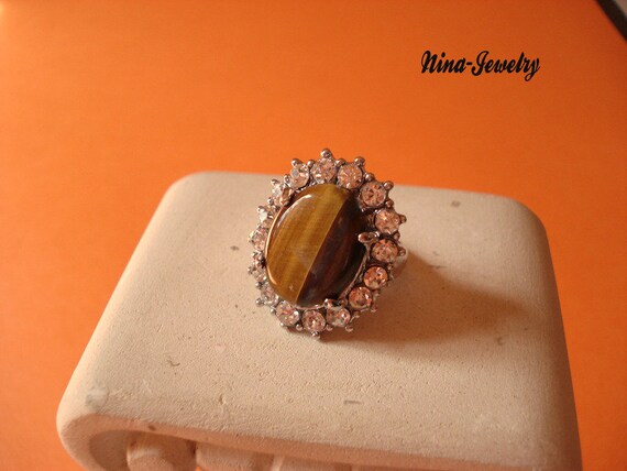 anello con pietra marrone