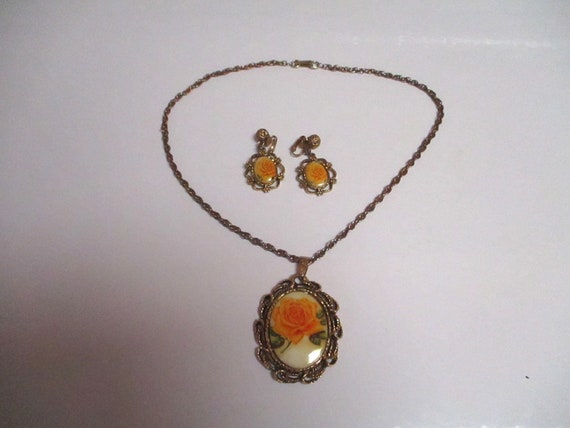 Vintage 70s Pendant Necklace and Earring Set Yell… - image 1