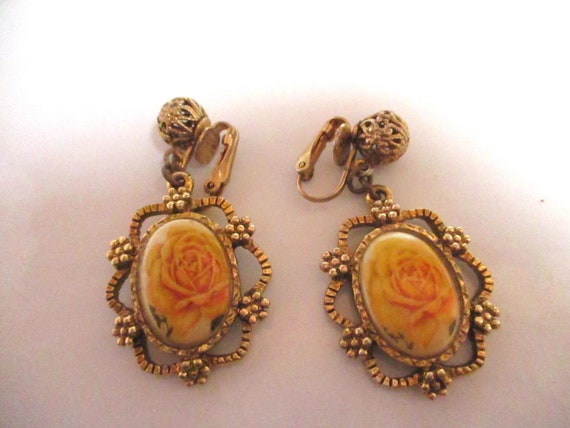 Vintage 70s Pendant Necklace and Earring Set Yell… - image 3
